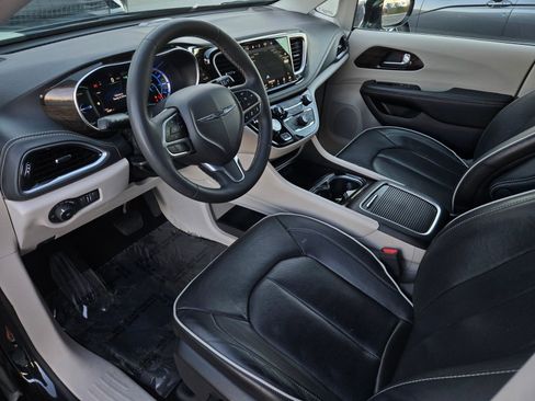 Used 2023 Chrysler Pacifica Limited FWD image 8