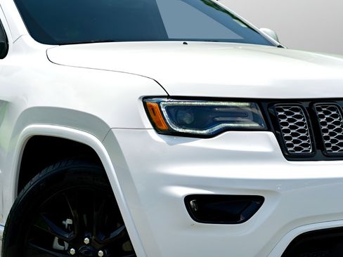 Used 2020 Jeep Grand Cherokee Altitude RWD image 4