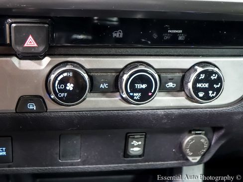 Used 2017 Toyota Tacoma SR5 w/ Tow Package RWD image 17