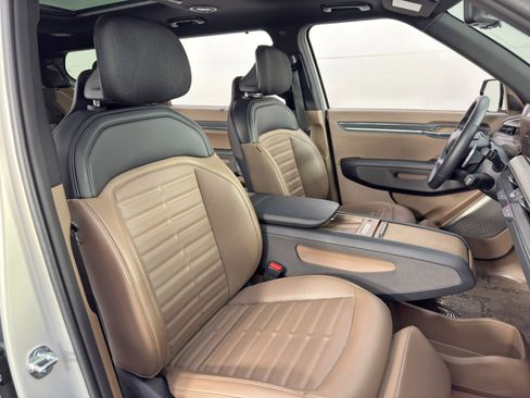 Used 2024 Kia EV9 Land image 38