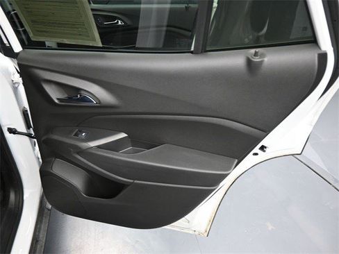 Certified 2025 Chevrolet Trax RS w/ Sunroof Package image 12