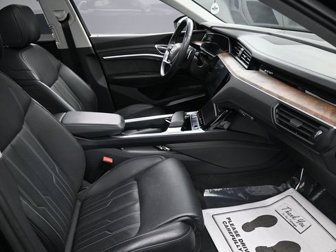 Used 2019 Audi e-tron Prestige w/ Prestige Package image 36