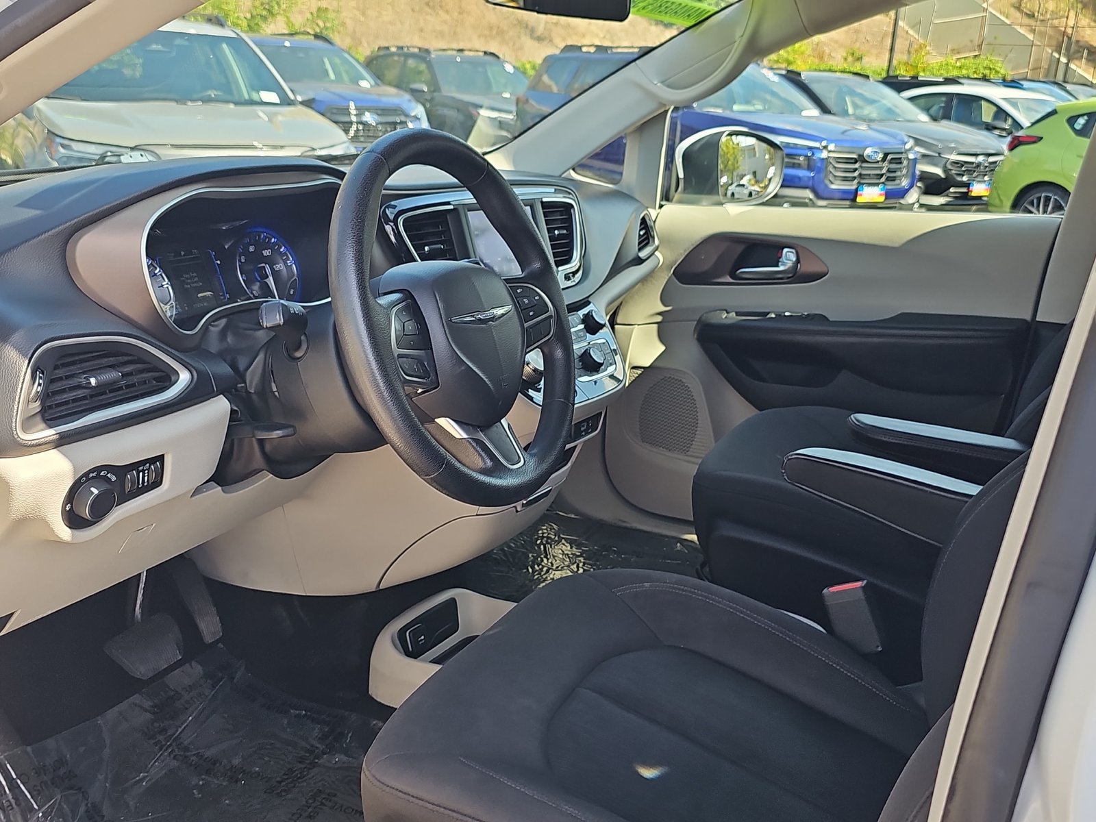 Used 2019 Chrysler Pacifica LX w/ Tire & Wheel Group FWD image 15