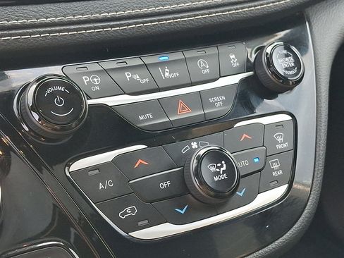 Certified 2023 Chrysler Pacifica Touring-L w/ S Appearance Package AWD/4WD image 17
