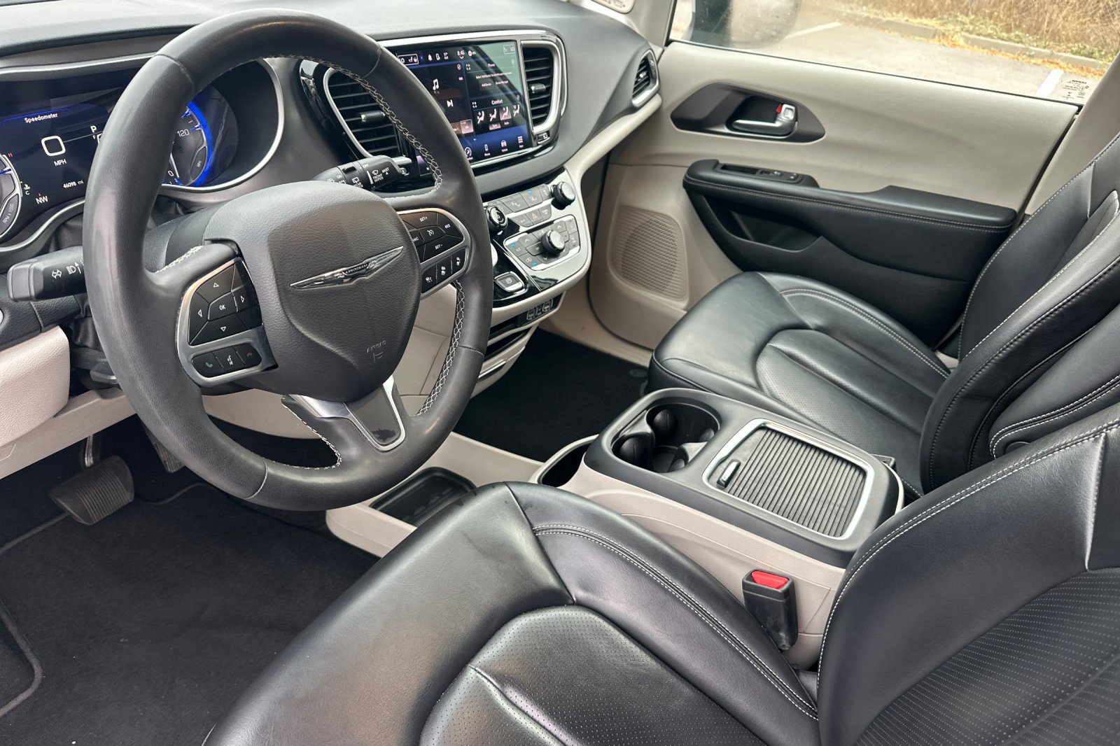 Used 2023 Chrysler Pacifica Touring-L FWD image 10