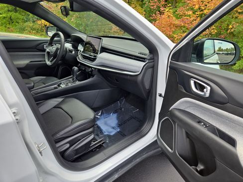 Used 2024 Jeep Compass Latitude image 22