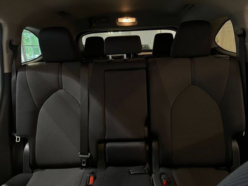 Used 2025 Toyota Highlander LE FWD image 40