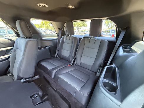 Used 2018 Ford Explorer XLT image 30