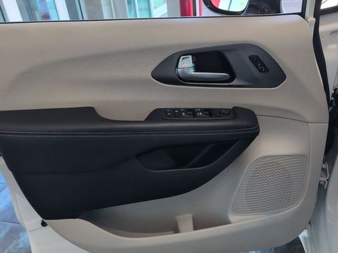 Used 2024 Chrysler Pacifica Touring-L image 20