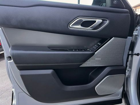 Used 2018 Land Rover Range Rover Velar S image 32