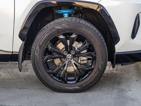 Used 2022 Toyota RAV4 SE image 11