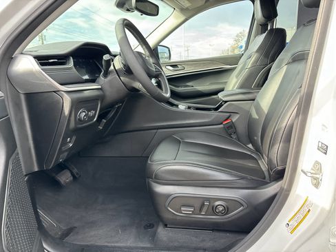 Used 2023 Jeep Grand Cherokee Limited image 8