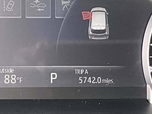 Used 2025 Toyota Highlander XLE FWD image 19