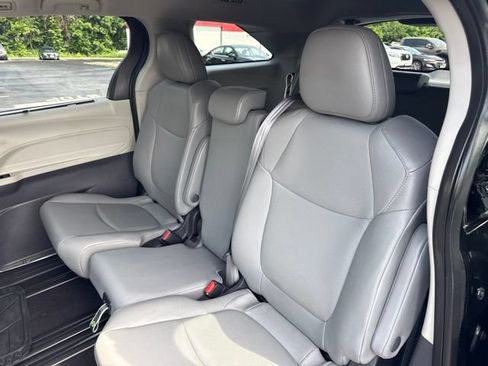 Used 2023 Toyota Sienna XLE FWD image 15
