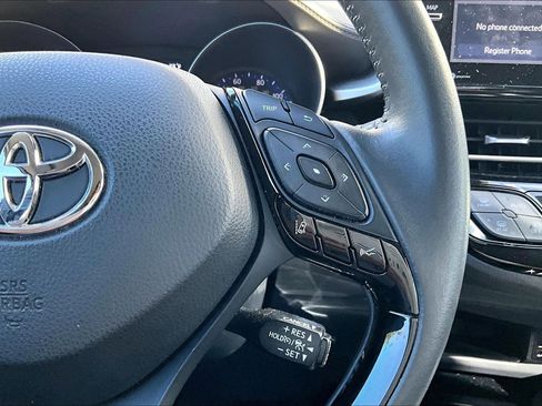 Used 2022 Toyota C-HR XLE image 19