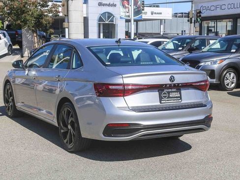Used 2025 Volkswagen Jetta SE FWD image 4