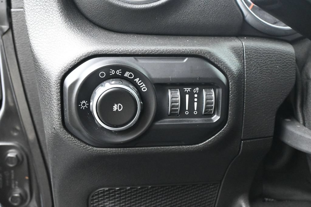 Used 2018 Jeep Wrangler Unlimited Sahara AWD/4WD image 16
