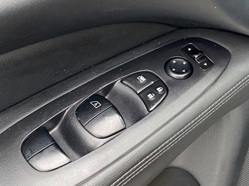 Used 2019 Nissan Pathfinder SV AWD/4WD image 12