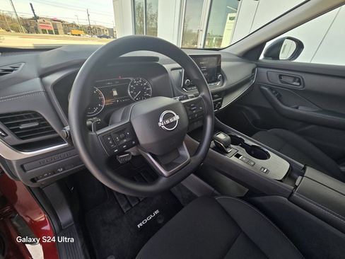 Used 2025 Nissan Rogue S image 12