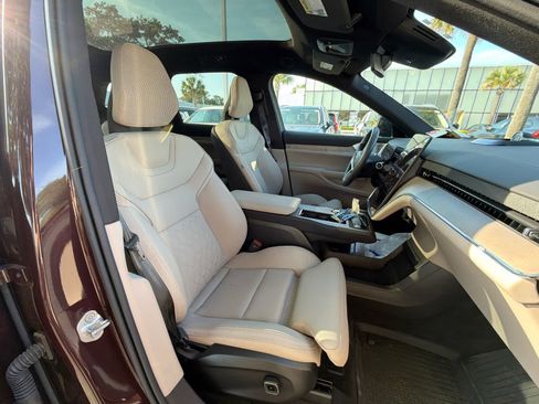 Used 2025 Volvo EX90 Ultra AWD/4WD image 17
