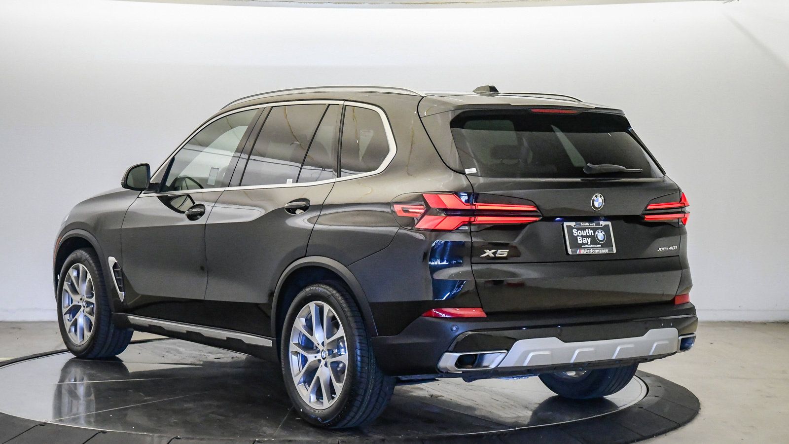 Used 2024 BMW X5 xDrive40i w/ Premium Package AWD/4WD image 2