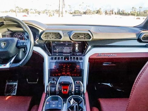 Used 2022 Lamborghini Urus image 14