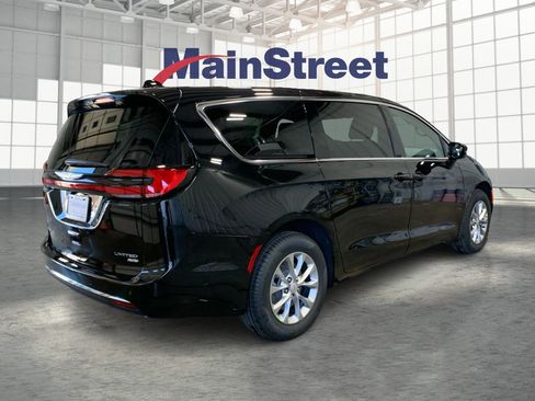 New 2026 Chrysler Pacifica Limited w/ Uconnect Theater Family Group image 5