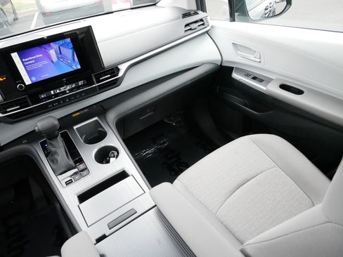 Used 2025 Toyota Sienna LE image 11