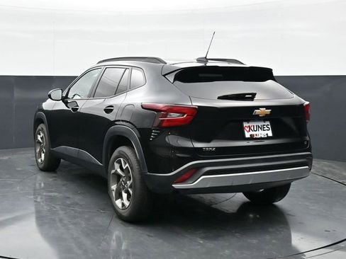 Used 2025 Chevrolet Trax LT w/ LT Convenience Package FWD image 5