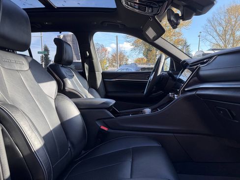 Used 2023 Jeep Grand Cherokee Overland w/ Luxury Tech Group IV image 29