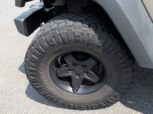 Used 2017 Jeep Wrangler Unlimited Rubicon w/ Connectivity Group AWD/4WD image 6