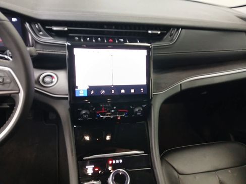 Used 2024 Jeep Grand Cherokee Limited image 10