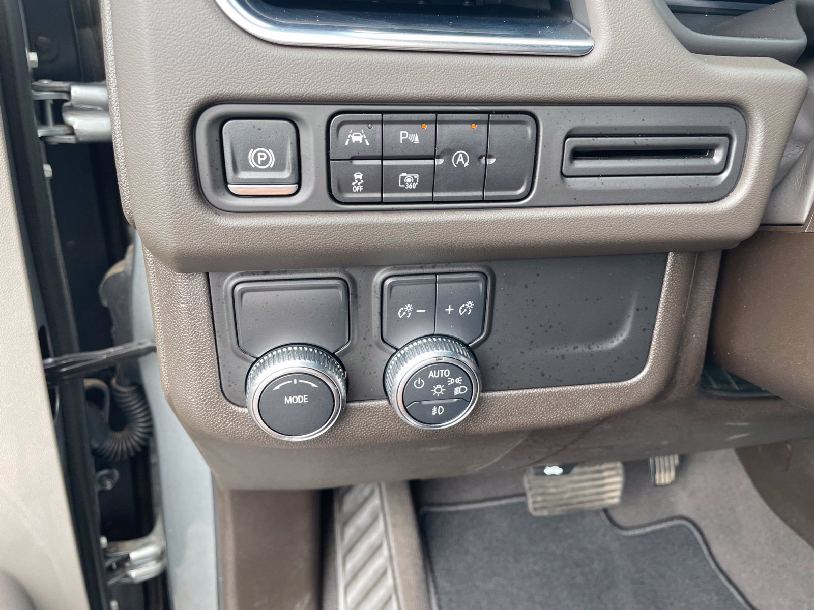 Used 2024 GMC Yukon SLT w/ SLT Premium Package RWD image 26