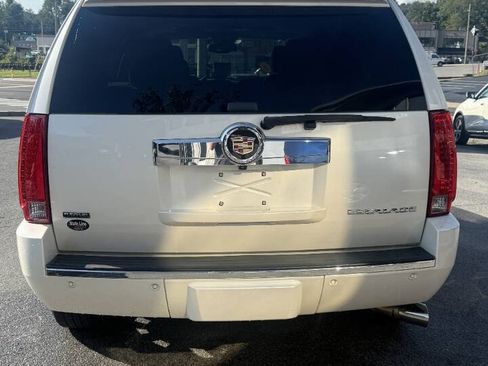 Used 2011 Cadillac Escalade Luxury AWD/4WD image 3