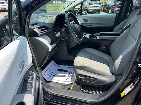 Certified 2025 Toyota Sienna XLE FWD image 11