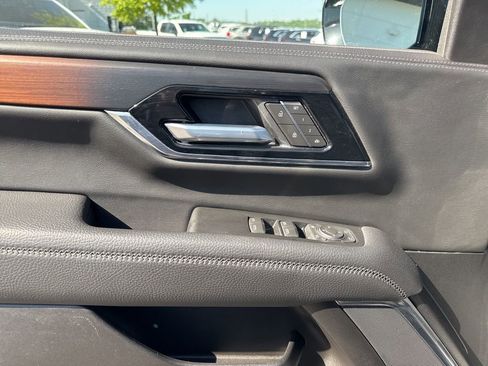Used 2025 GMC Yukon XL Denali AWD/4WD image 11