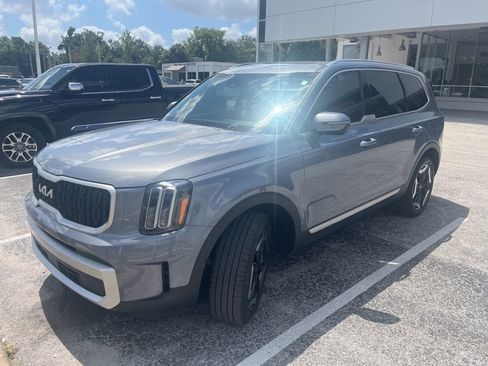 Used 2024 Kia Telluride EX w/ EX Captain's Chair Package image 3