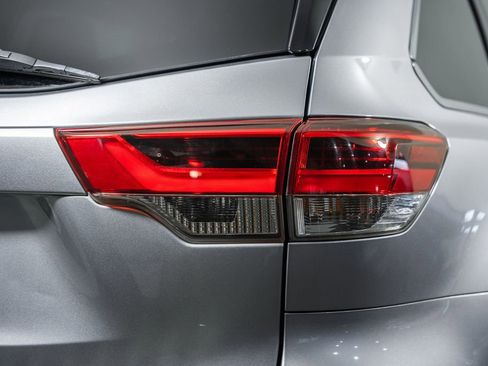 Used 2019 Toyota Highlander XLE w/ Protection Package #3 image 6