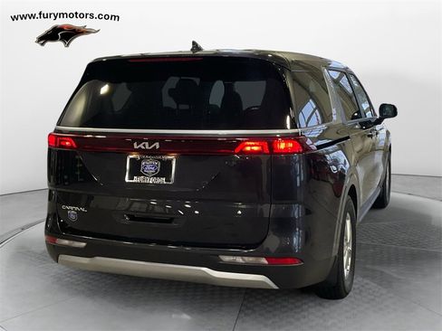 Used 2024 Kia Carnival LX image 3