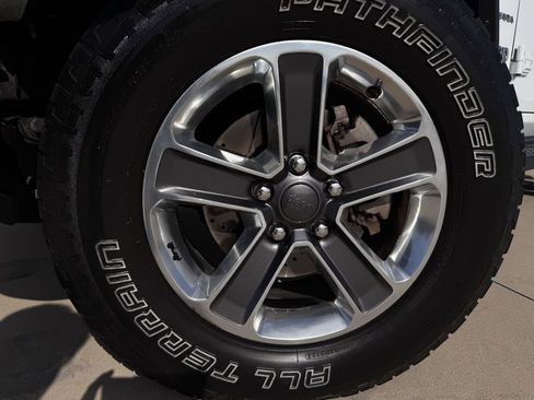 Used 2018 Jeep Wrangler Unlimited Sahara image 9