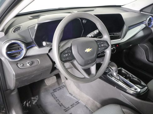 Used 2025 Chevrolet Trax LT FWD image 23