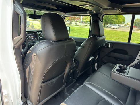 Used 2023 Jeep Wrangler Unlimited Sahara AWD/4WD image 16