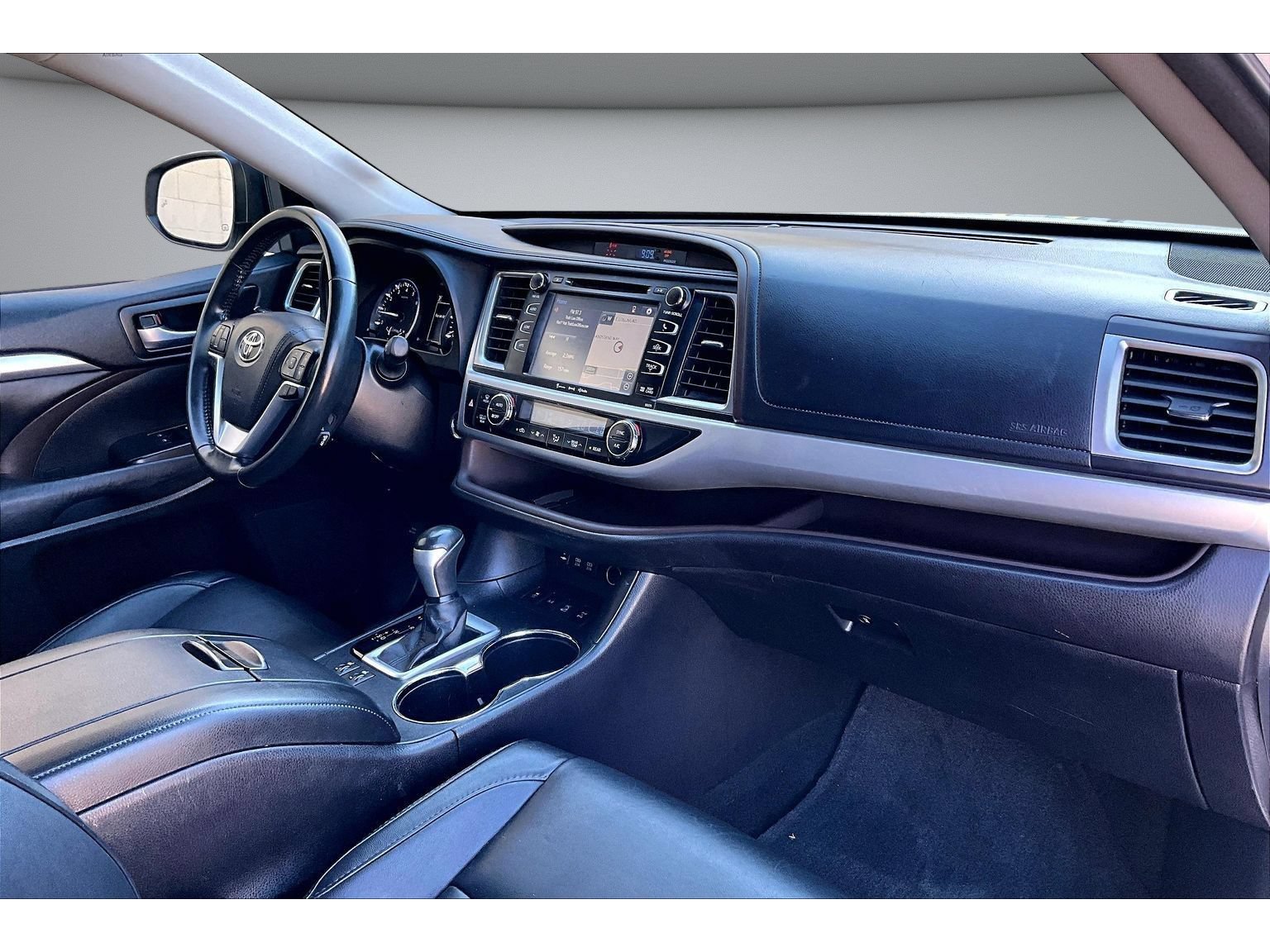 Used 2017 Toyota Highlander XLE w/ Carpet Mat Package AWD/4WD image 48