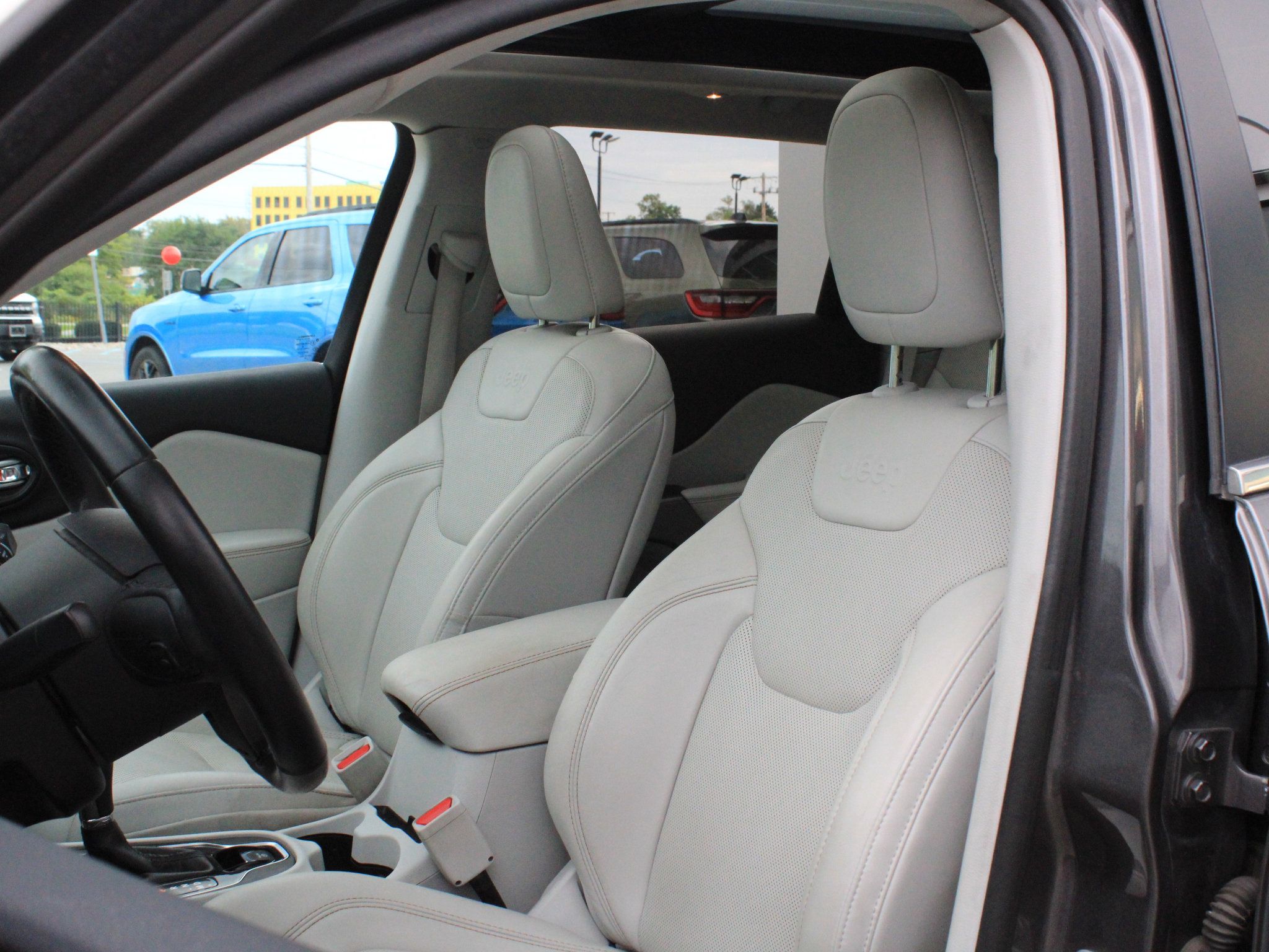 Used 2019 Jeep Cherokee Limited w/ Technology Group AWD/4WD image 10