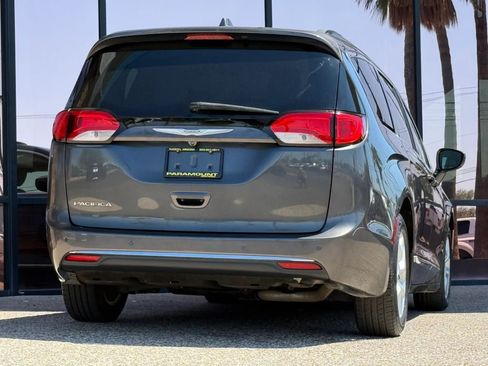 Used 2017 Chrysler Pacifica Touring-L w/ Tire & Wheel Group FWD image 11