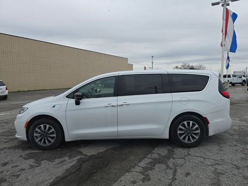 Used 2024 Chrysler Pacifica Limited FWD image 8