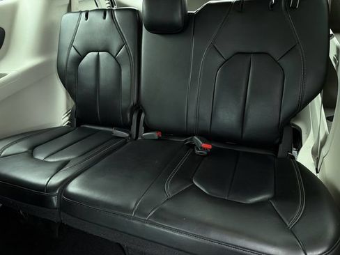 Used 2023 Chrysler Pacifica Touring-L FWD image 19