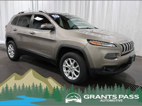 Used 2017 Jeep Cherokee Latitude w/ Safety/Convenience Group AWD/4WD image 1