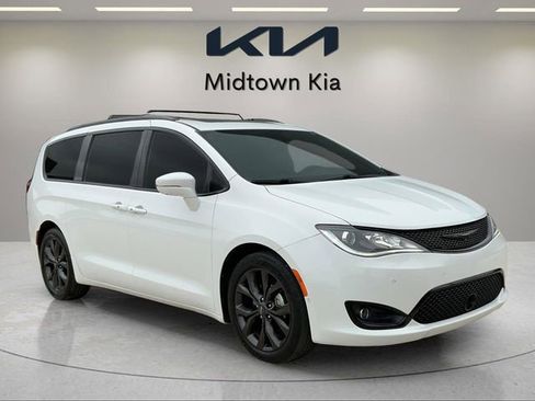 Used 2018 Chrysler Pacifica Limited w/ Advanced Safetytec Group FWD image 1