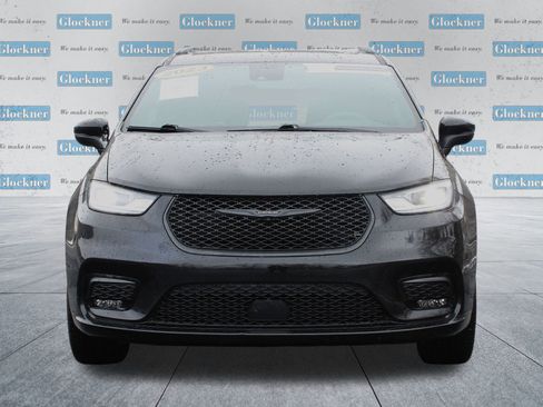 Used 2023 Chrysler Pacifica Touring-L w/ S Appearance Package image 2